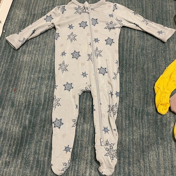 Kyte Printed Zippered Footie In SNOWFLAKE - Picture 3 of 6